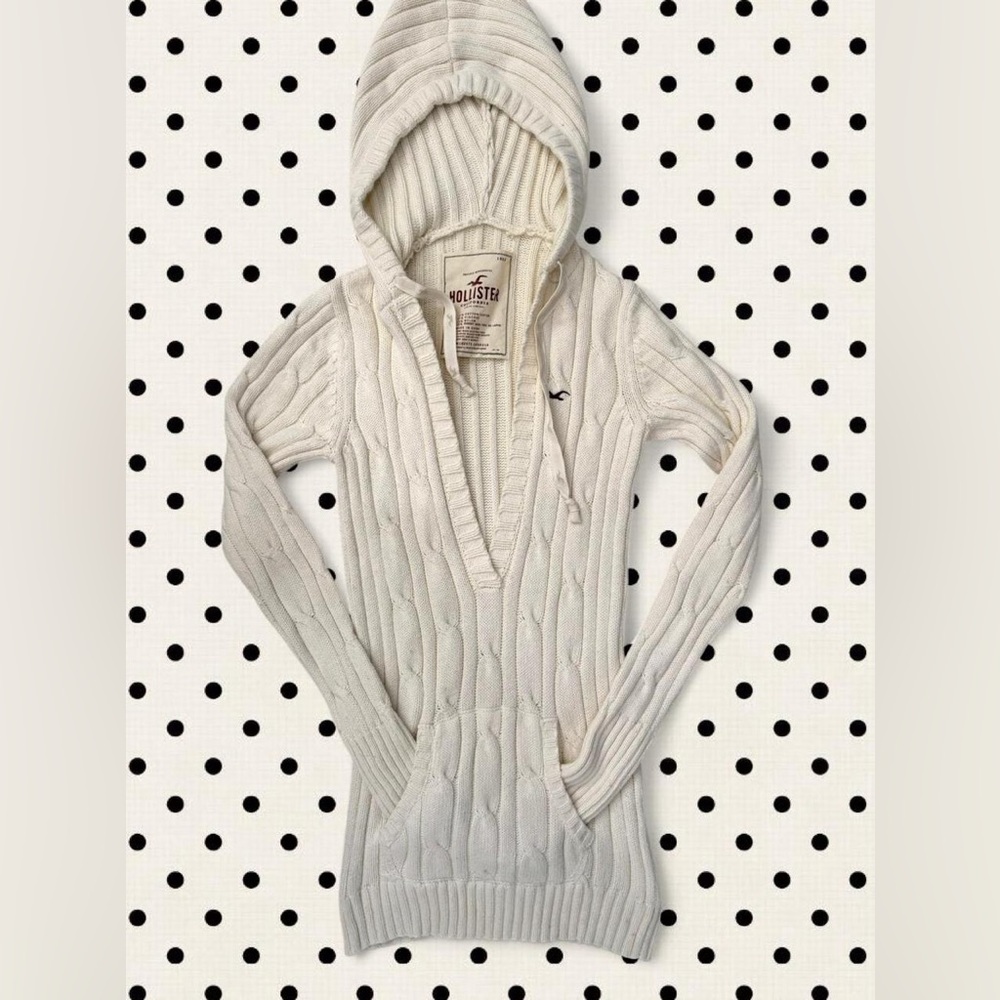 Hollister Women's Cream V-Neck Cable Knit Sweater